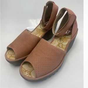 Fly London Yak Cupi mouse Rose Sandals sz 41